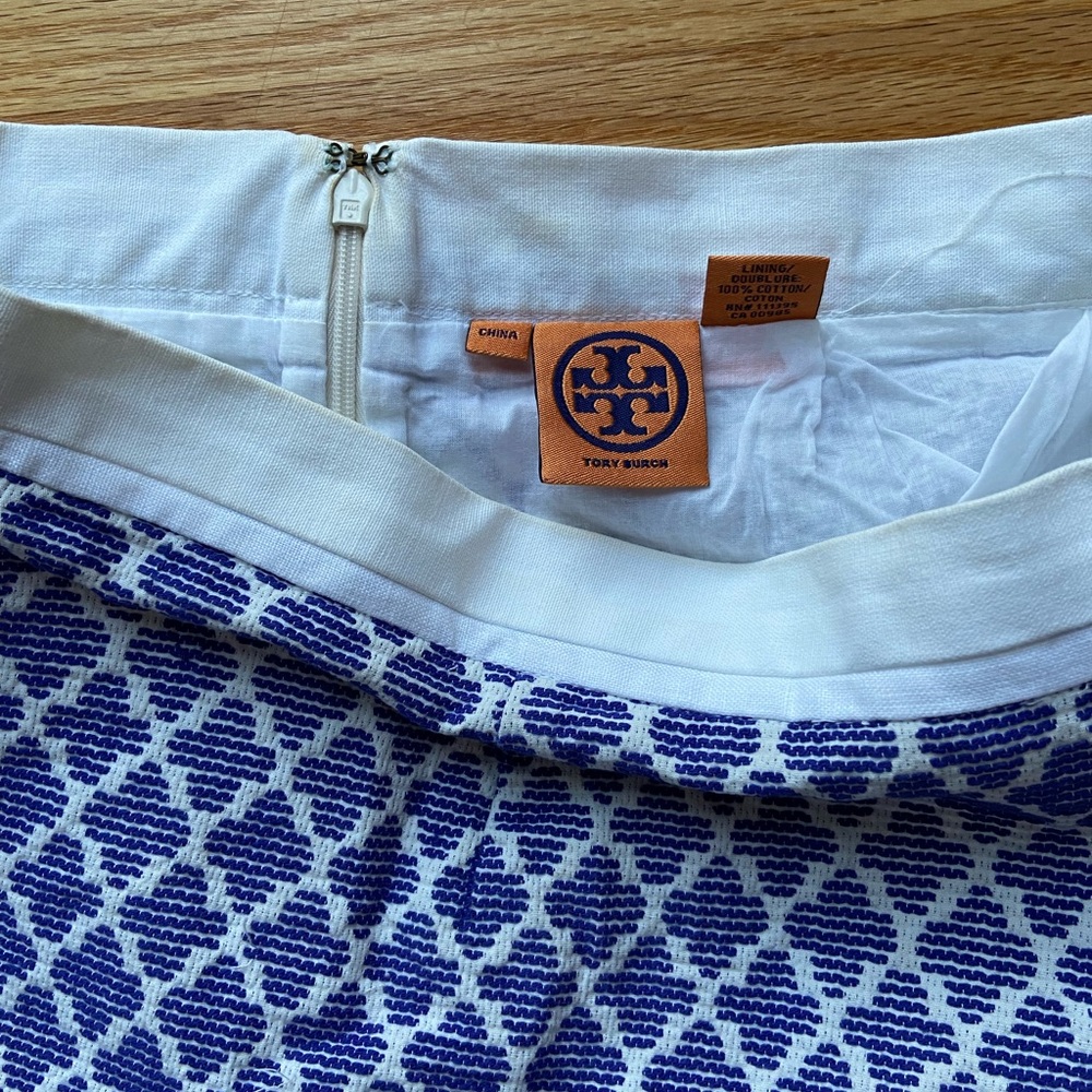 Tory Burch quatrefoil blue & white skirt - Picture 3 of 3